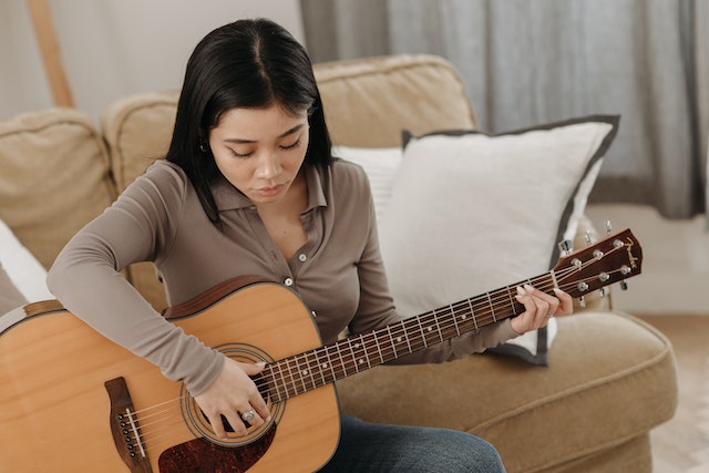 Apprenez et jouez facilement vos 2 premiers accords à la guitare