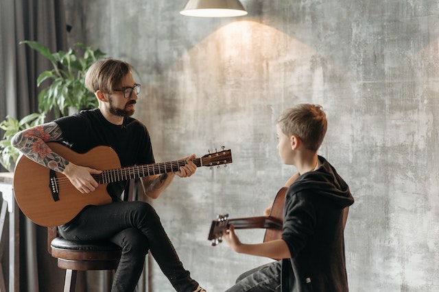 Comment commencer à apprendre à jouer de la guitare ?