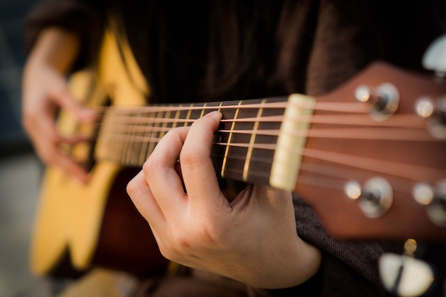 Quelles sont les bonnes stratégies pour apprendre la guitare seul(e)