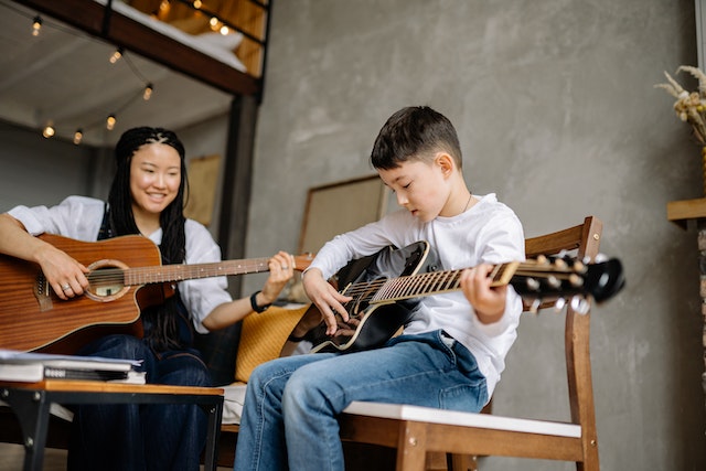 Apprendre la guitare de façon simple et progressive